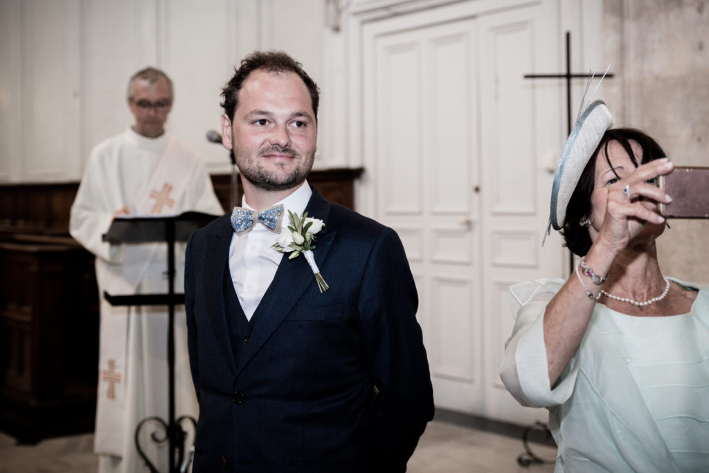 Mariage église regard marié