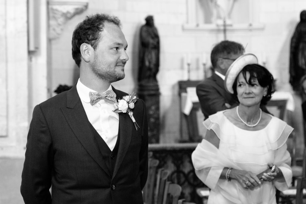 Eglise mariage regard mère marié