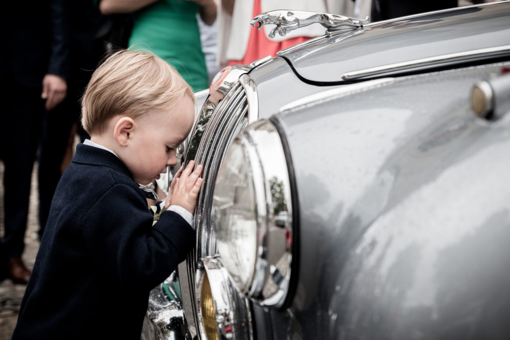 Enfant et voiture Jaguar