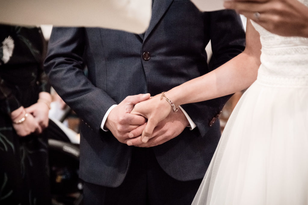 Eglise mariage mains