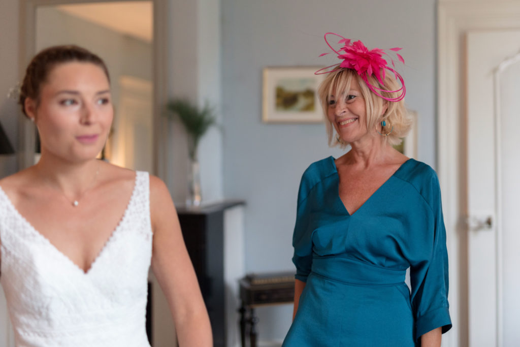 Préparatifs mariage regard mère de la mariée