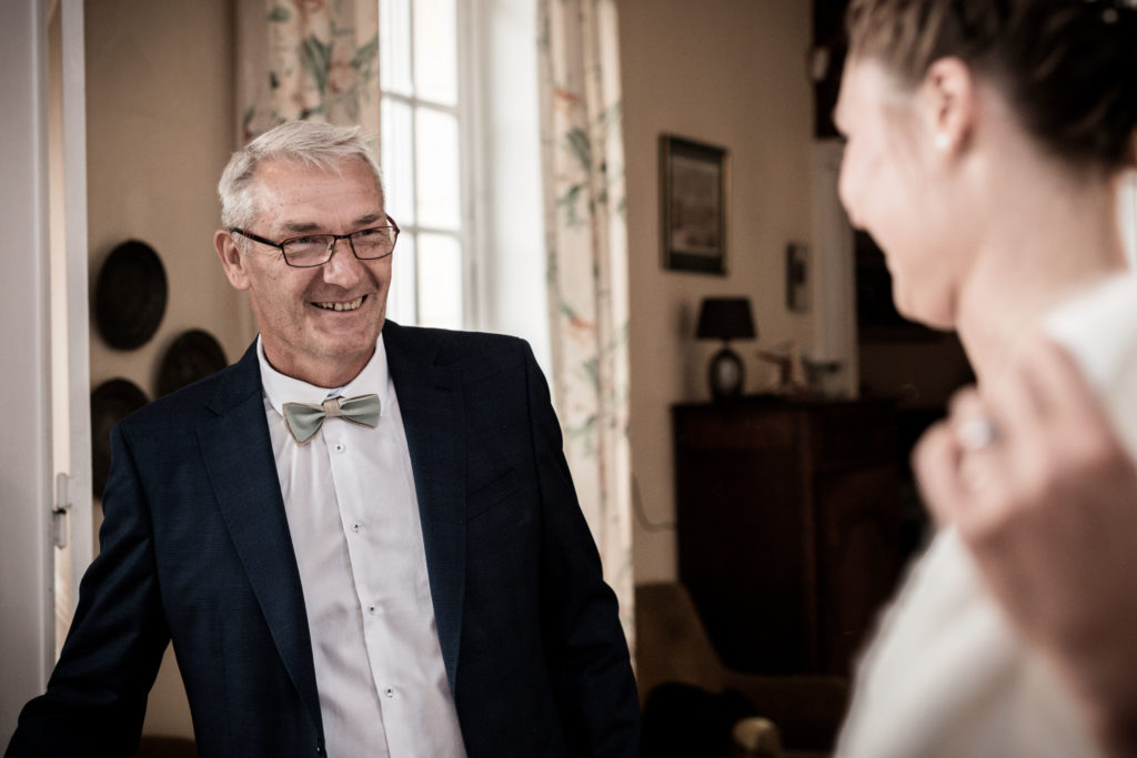 Préparatifs mariage regard père mariée