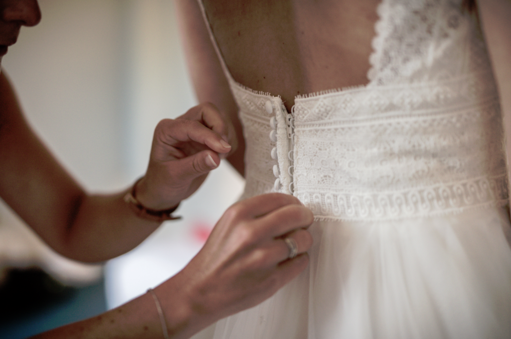 Préparatifs mariage boutonnage
