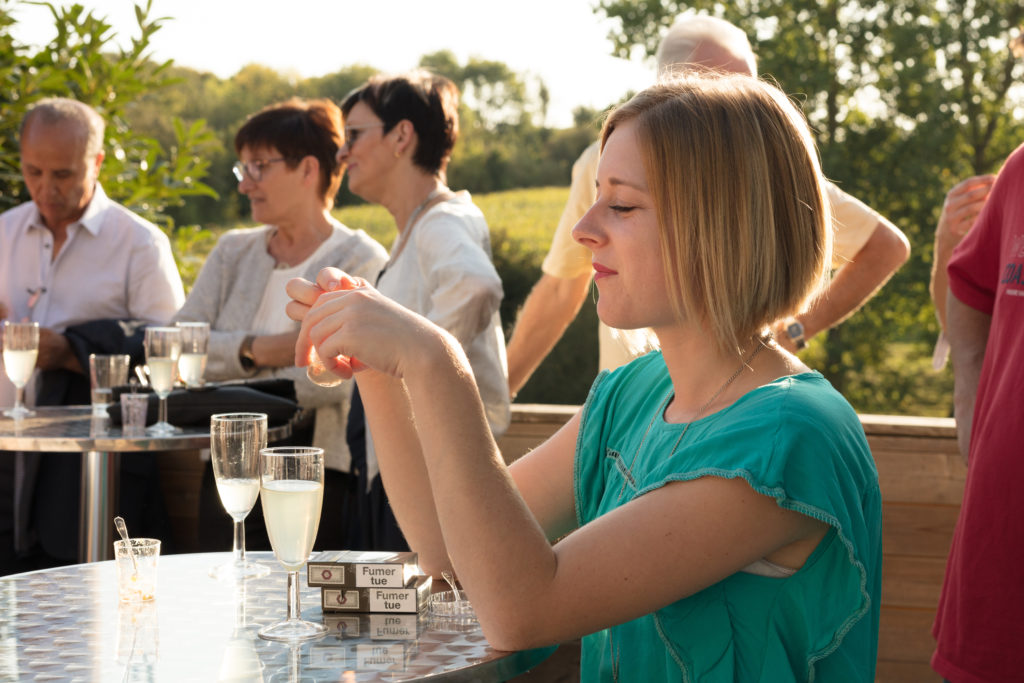 jeune femme vin d'honneur