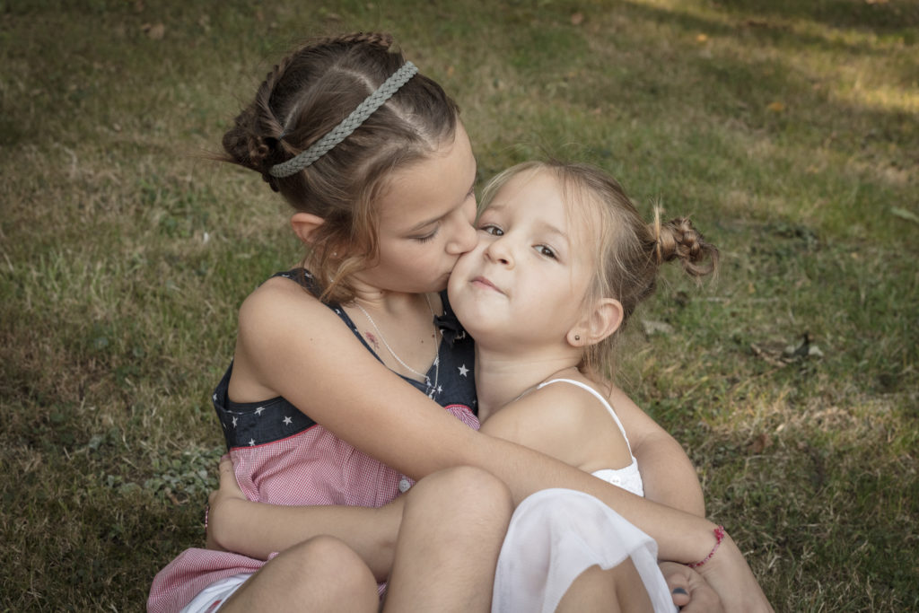 câlin soeurs